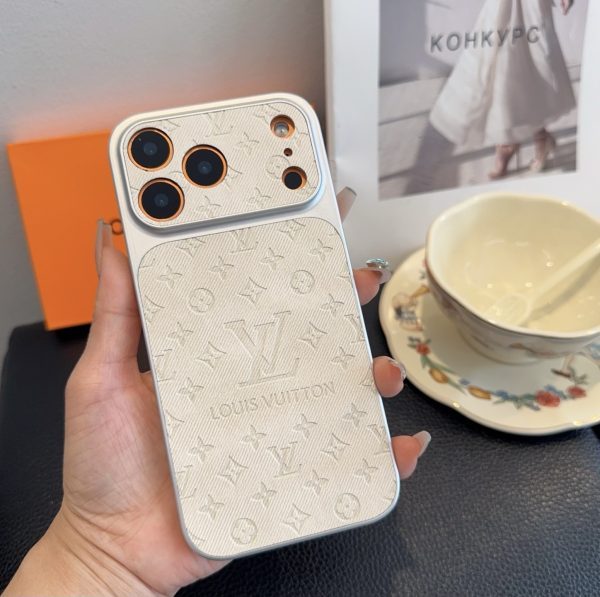 LV エンボススマホケース アイボリー