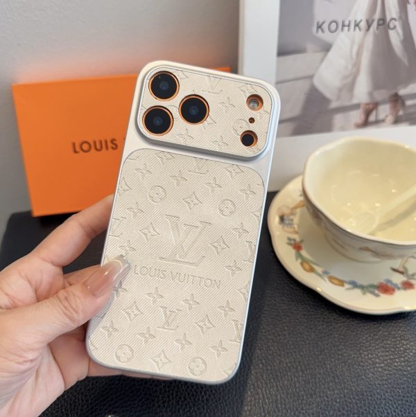 LV エンボススマホケース アイボリー