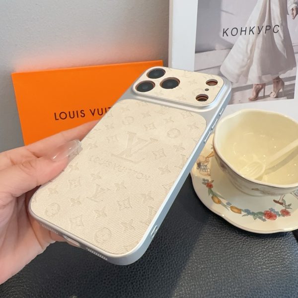LV エンボススマホケース アイボリー