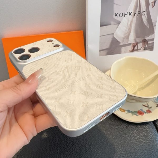LV エンボススマホケース アイボリー