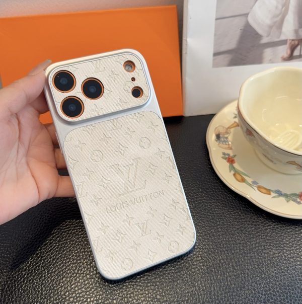 LV エンボススマホケース アイボリー