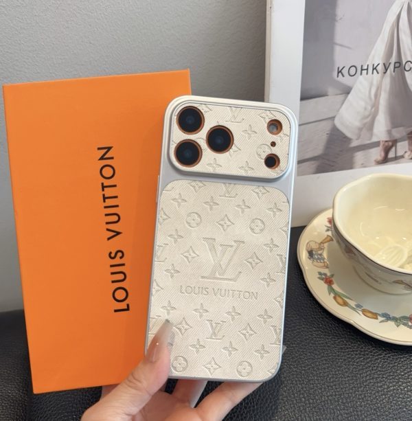 LV エンボススマホケース アイボリー