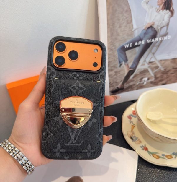 13434271299940430 LV スタッズストラップケース ブラウン