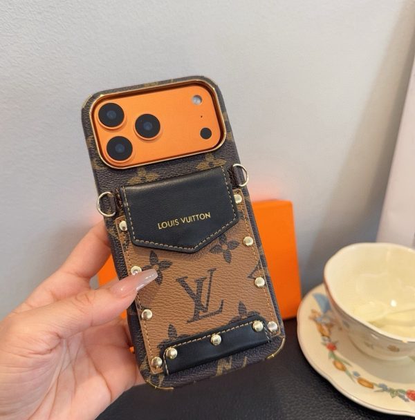 13434271312109095 LV スタッズストラップケース ブラウン