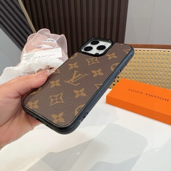LV エンボスモノグラム マルチ