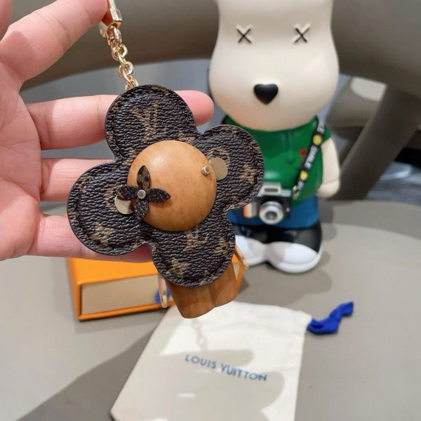 LV モノグラムエンボスキーホルダー ブラウン