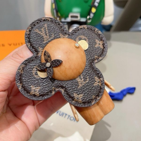 LV モノグラムエンボスキーホルダー ブラウン