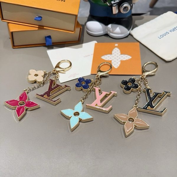 LV フラワーエナメルチャーム ピンク