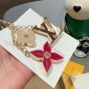 LV フラワーエナメルチャーム ピンク