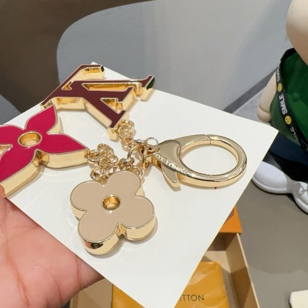 LV フラワーエナメルチャーム ピンク