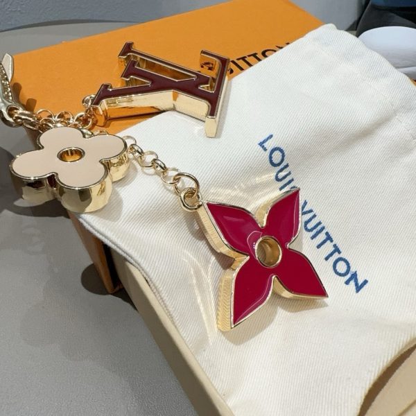 LV フラワーエナメルチャーム ピンク