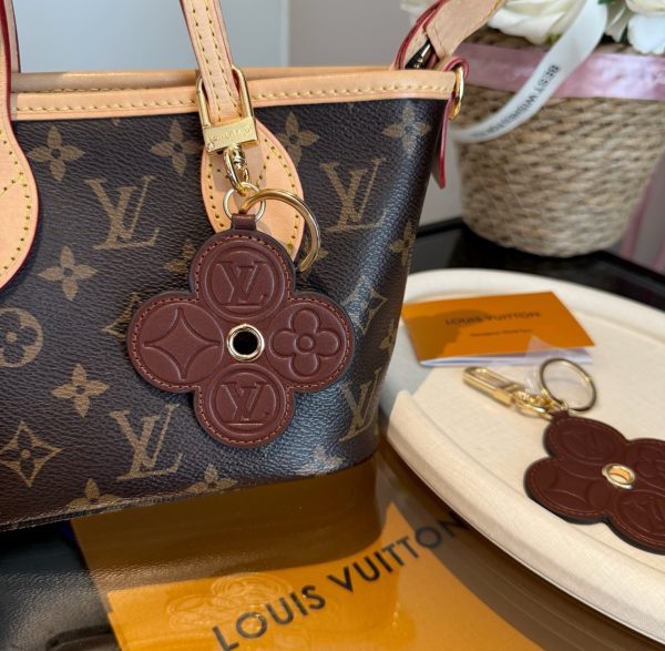 LV クローバーキーホルダー ブラウン