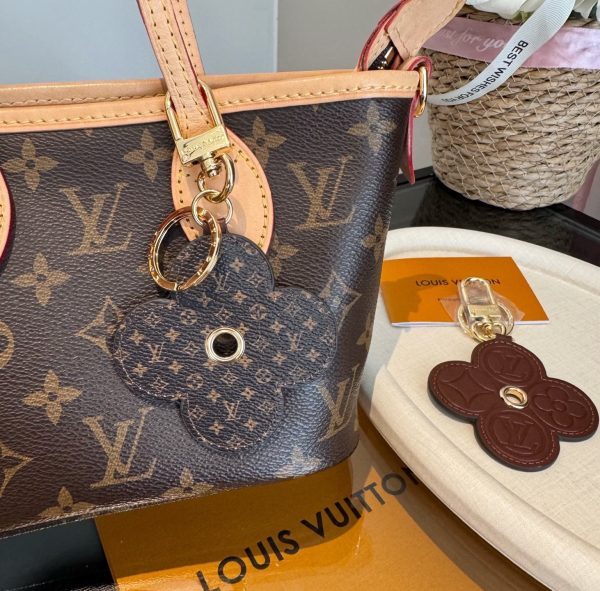 LV クローバーキーホルダー ブラウン