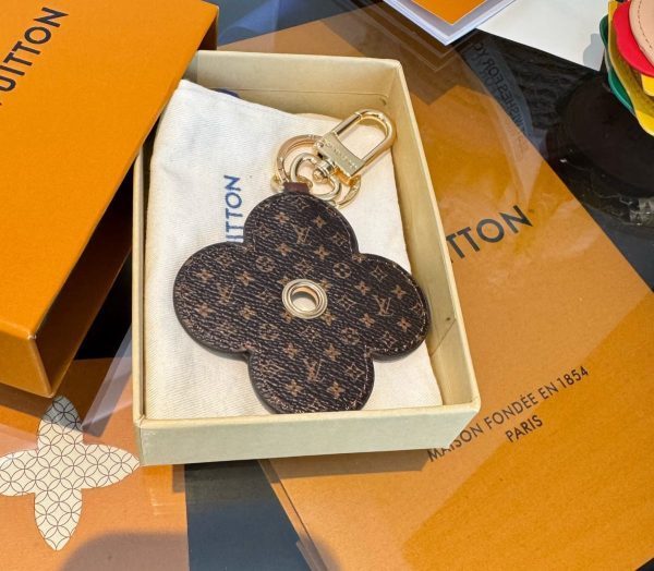 LV クローバーキーホルダー ブラウン