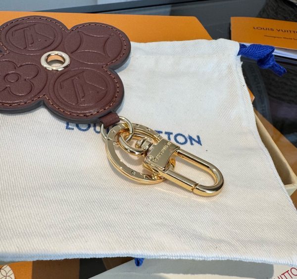 LV クローバーキーホルダー ブラウン