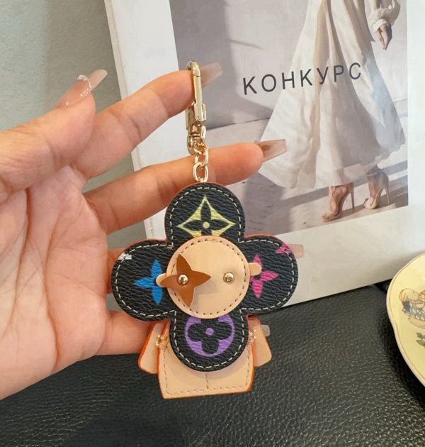 LV クローバーチャーム ベージュ
