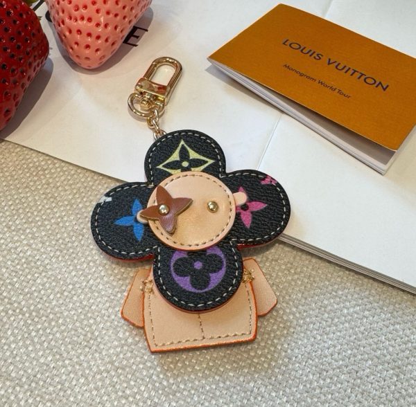 LV クローバーチャーム ベージュ