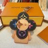 LV クローバーチャーム ベージュ