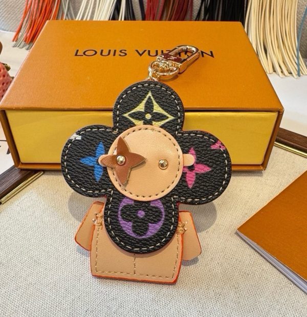 LV クローバーチャーム ベージュ