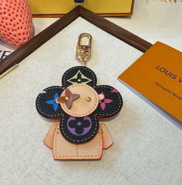 LV クローバーチャーム ベージュ