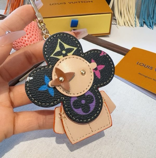 LV クローバーチャーム ベージュ