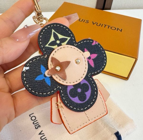 LV クローバーチャーム ベージュ