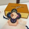 LV クローバーチャーム ベージュ