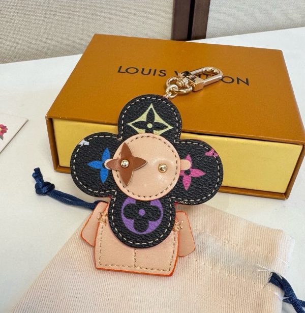 LV クローバーチャーム ベージュ