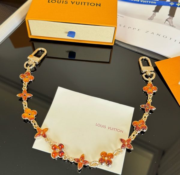 LV エナメルクローバーチャーム アンバー