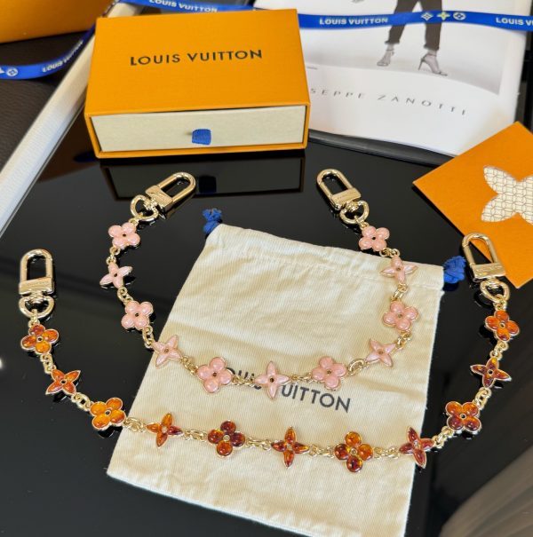 LV エナメルクローバーチャーム アンバー