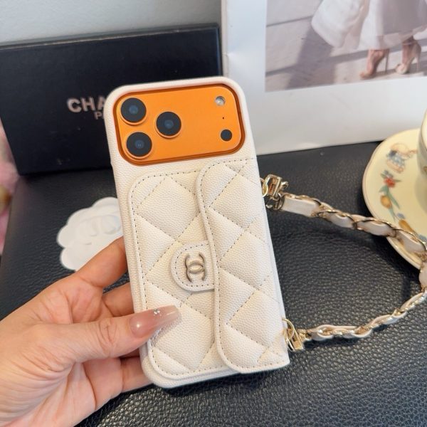 13434372646018495 CHANEL チェーン付きスマホケース ホワイト