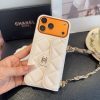 13434372647515570 CHANEL チェーン付きスマホケース ホワイト