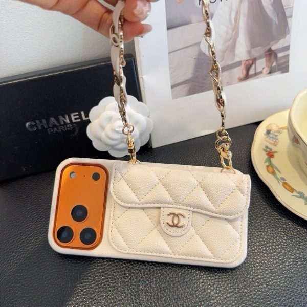 13434372649067715 CHANEL チェーン付きスマホケース ホワイト