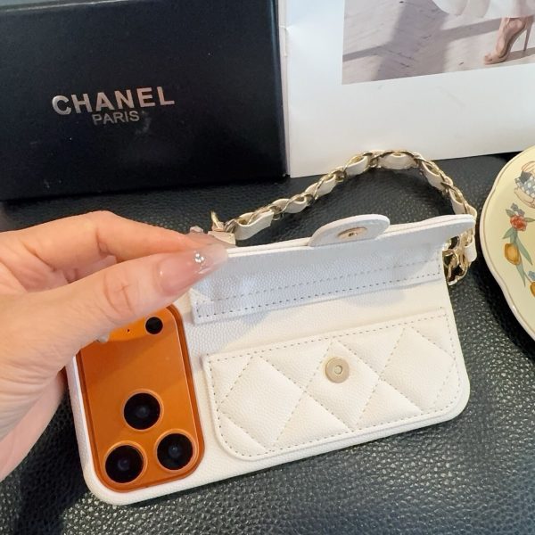 13434372650461016 CHANEL チェーン付きスマホケース ホワイト