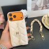 13434372651826766 CHANEL チェーン付きスマホケース ホワイト