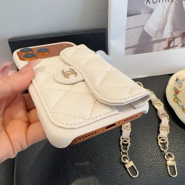 13434372653179007 CHANEL チェーン付きスマホケース ホワイト