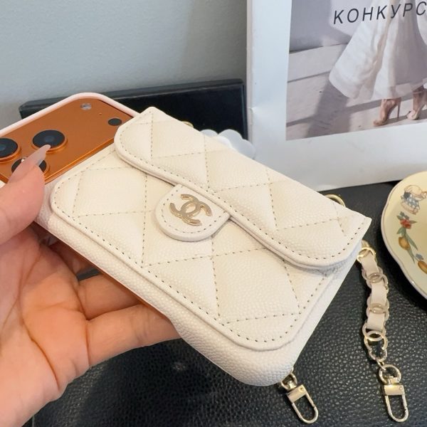 13434372654539341 CHANEL チェーン付きスマホケース ホワイト