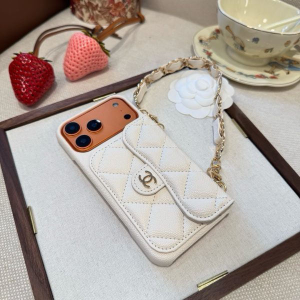 13434372655977608 CHANEL チェーン付きスマホケース ホワイト