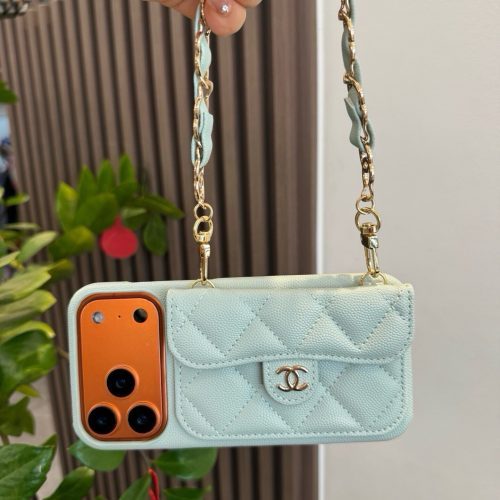 CHANEL チェーン付きスマホケース ライトグリーン