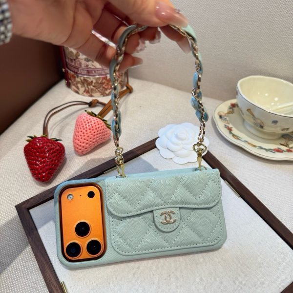 13434372666835450 CHANEL チェーン付きスマホケース ライトグリーン