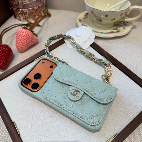 13434372668234786 CHANEL チェーン付きスマホケース ライトグリーン