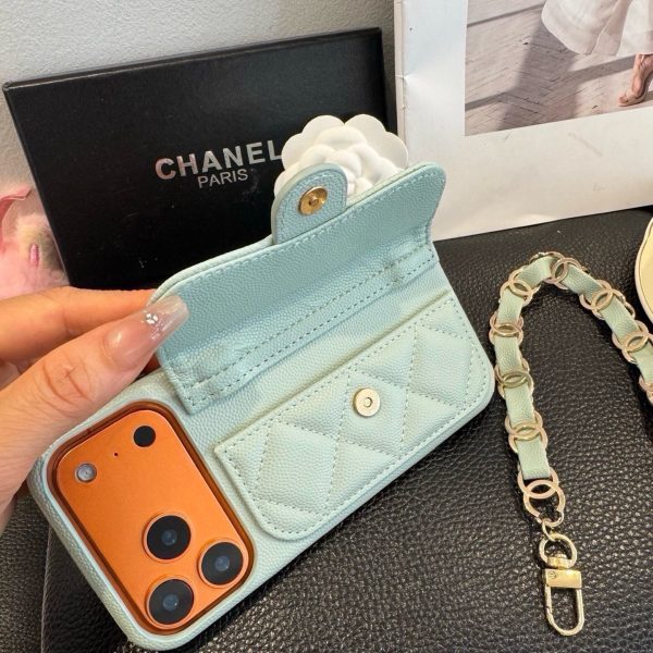 13434372672451144 CHANEL チェーン付きスマホケース ライトグリーン