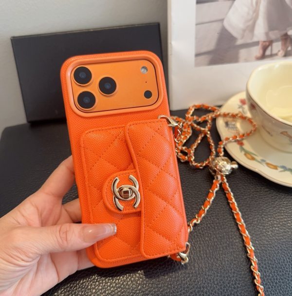 CHANEL チェーン付きスマホケース オレンジ