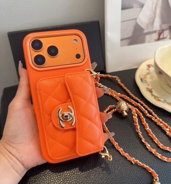 CHANEL チェーン付きスマホケース オレンジ