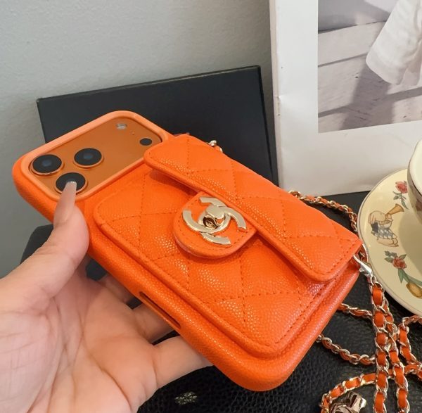CHANEL チェーン付きスマホケース オレンジ