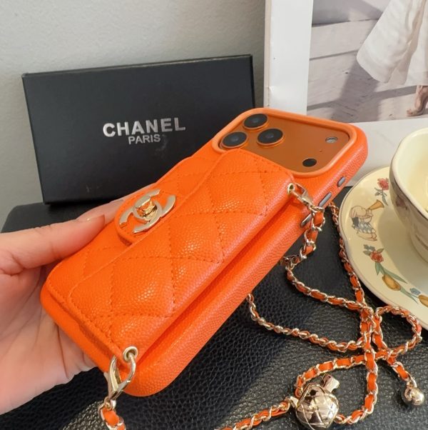 CHANEL チェーン付きスマホケース オレンジ