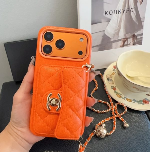 CHANEL チェーン付きスマホケース オレンジ
