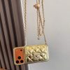 CHANEL チェーン付きスマホケース ゴールド