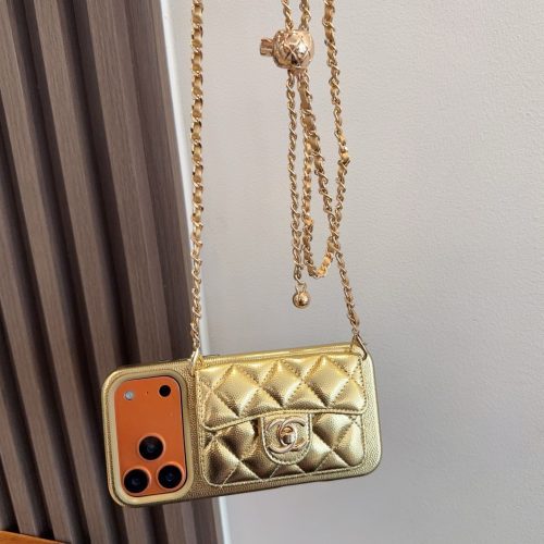 CHANEL チェーン付きスマホケース ゴールド