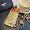 CHANEL チェーン付きスマホケース ゴールド